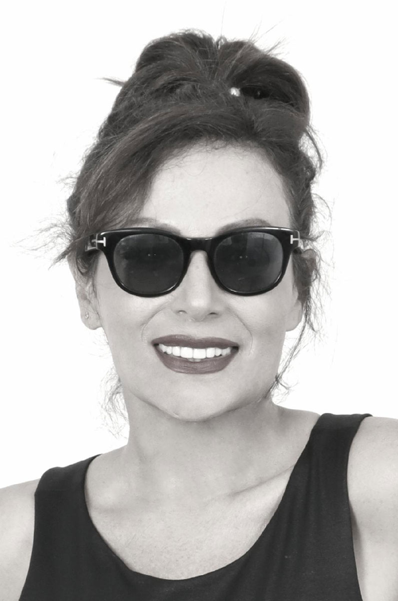 Retrato en blanco y negro de Teresa Roig con gafas de sol