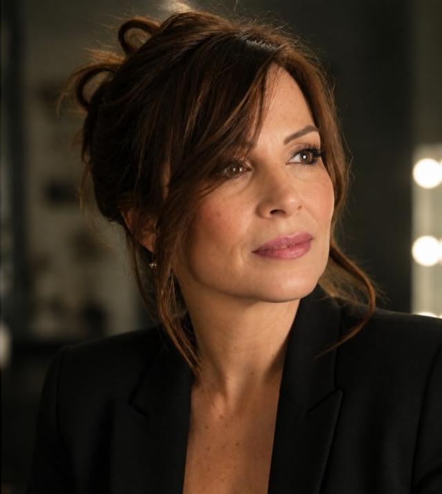 Retrato de Teresa Roig con el pelo recogido